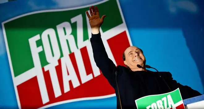Il Senato approva: Berlusconi fuori dal Parlamento