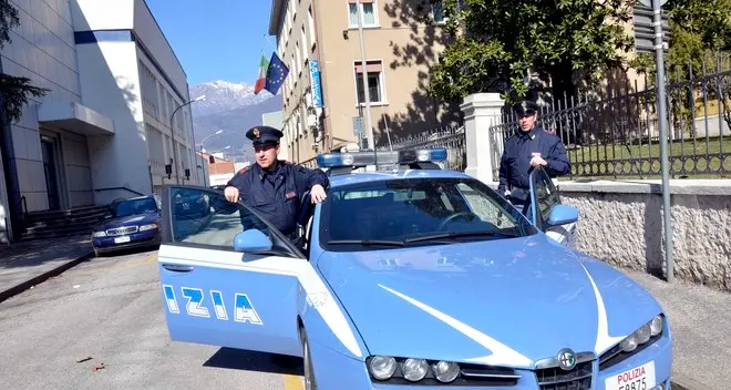 Ecstasy e anfetamine nel giaccone: in manette giovane della Vallagarina