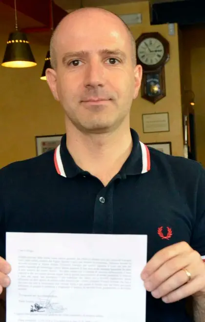 I baristi a caccia di firme contro la raccolta rifiuti