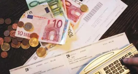 Bollette più salate: per luce e gas 70 euro in più all’anno