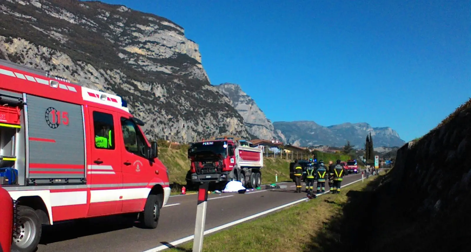 Moto contro camion a Dro, morto centauro