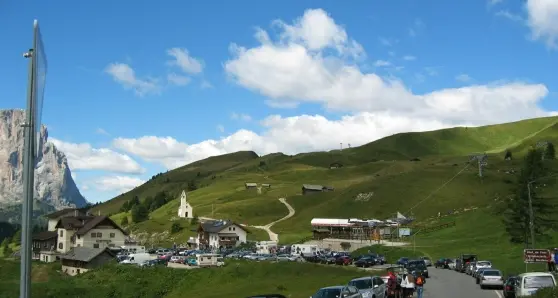 Dolomiti, una valanga di auto sui passi