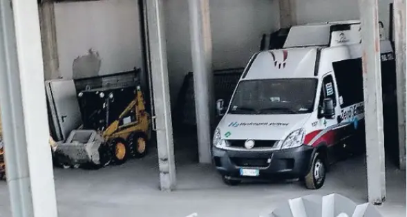 I bus milionari a idrogeno parcheggiati tra le ruspe a Rovereto