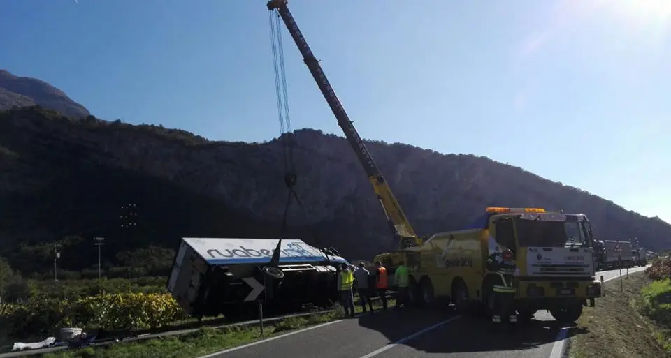 Camion esce di strada tra Arco e Dro