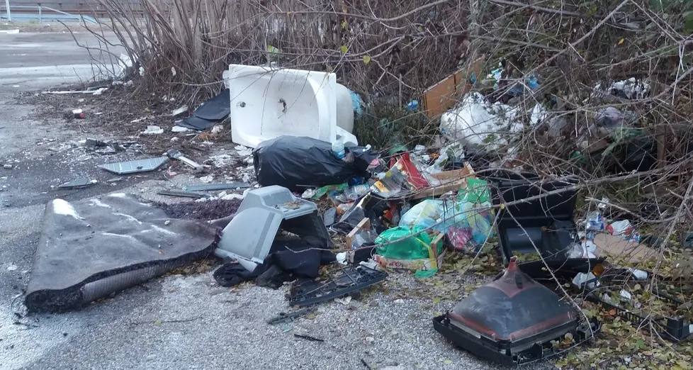 Mori Stazione, montagne di rifiuti nel parcheggio