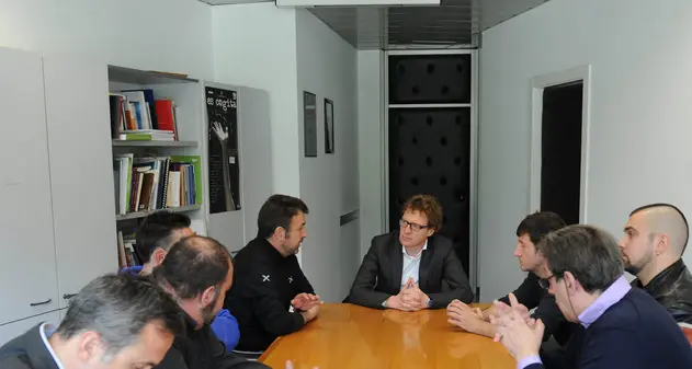 I lavoratori si tagliano orario e salario