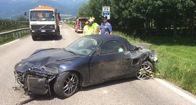 Porsche \"vola\" dal camion che la trasporta e piomba sulla strada