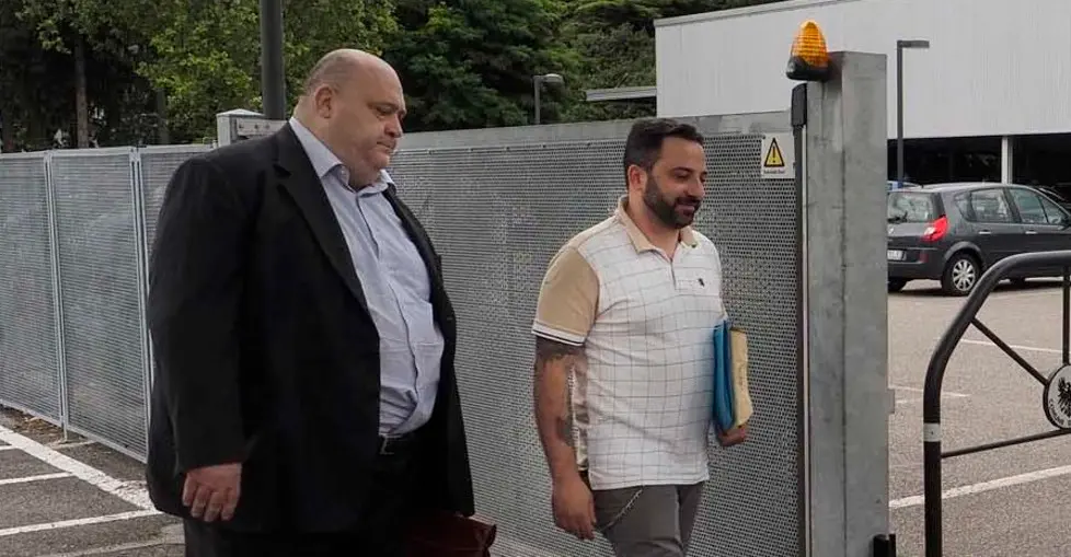 Emilio Giuliana con l'avv. xx si presenta alla sede della polizia locale a trentp