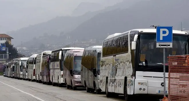 Lunga fila di bus verso i mercatini