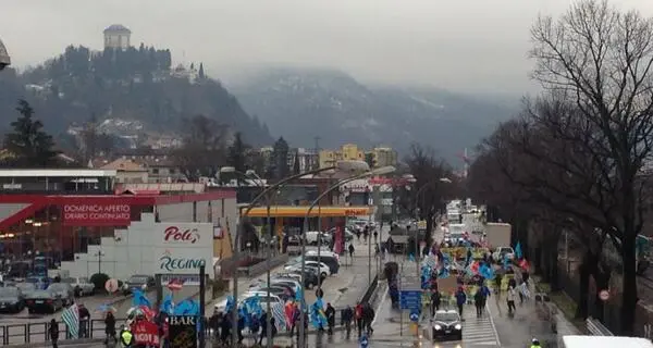 Marangoni, il corteo dei lavoratori blocca Rovereto