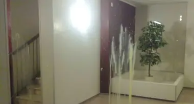 Halloween, uova contro le vetrate