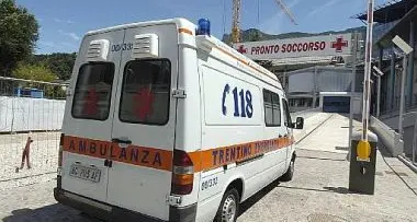 Schiacciato da una croce al cimitero: grave