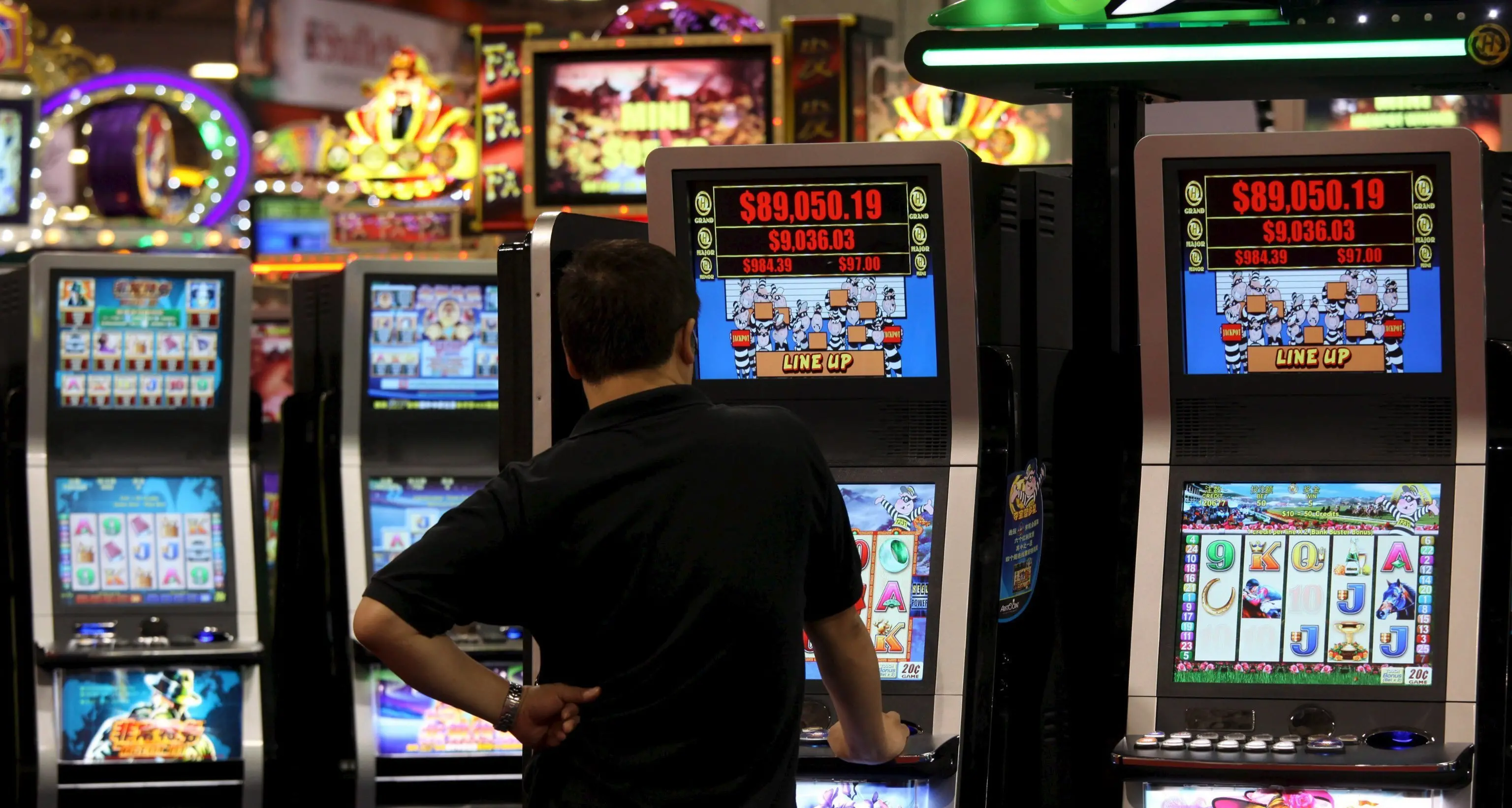Via Perini, la strada diventa «anti-slot»