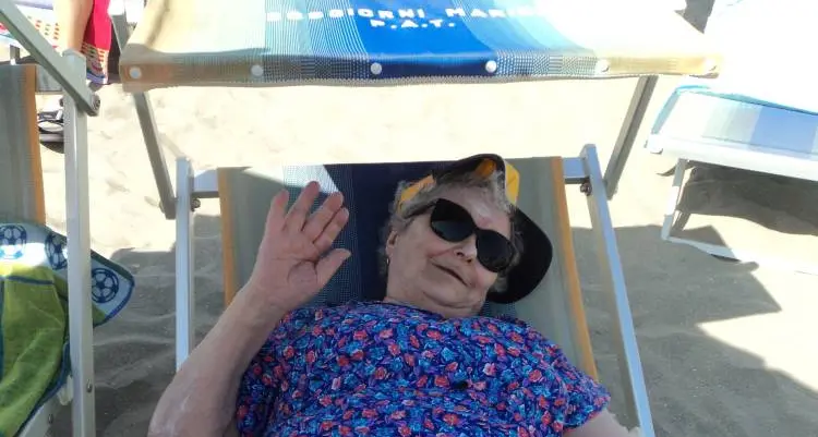La storia di Amabile: prima vacanza al mare, a 91 anni