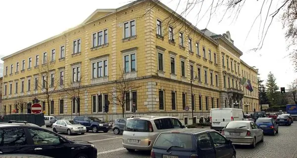 Si separa dalla moglie e le svuota il conto