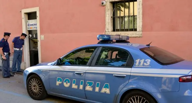 Alleggeriva i bancomat con una lamina
