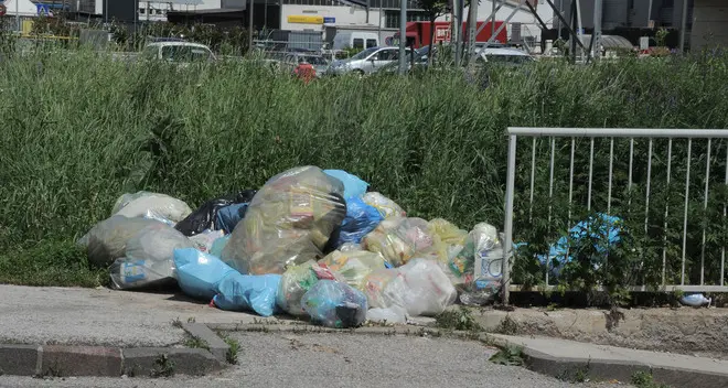 Rifiuti, al Magnete bruciano i bidoni