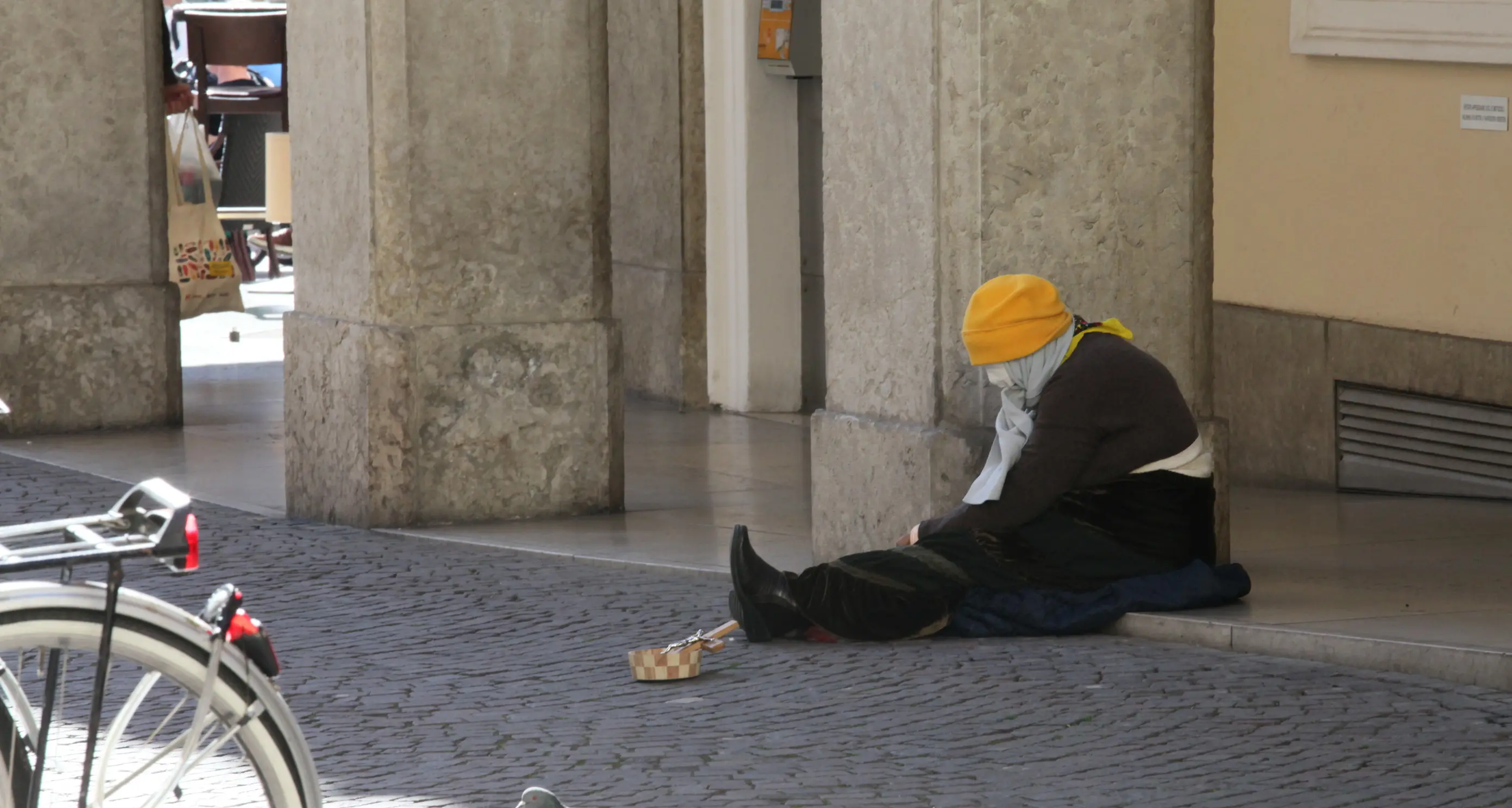 Controlli fra le bancarelle: due mendicanti multati