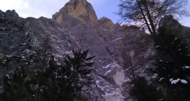 Crolla la parete est, disastro sul Sass Maor