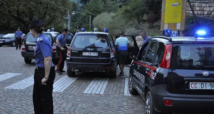 Trento, calci e pugni a un senegalese per rapinarlo del telefonino, arrestato un tunisino