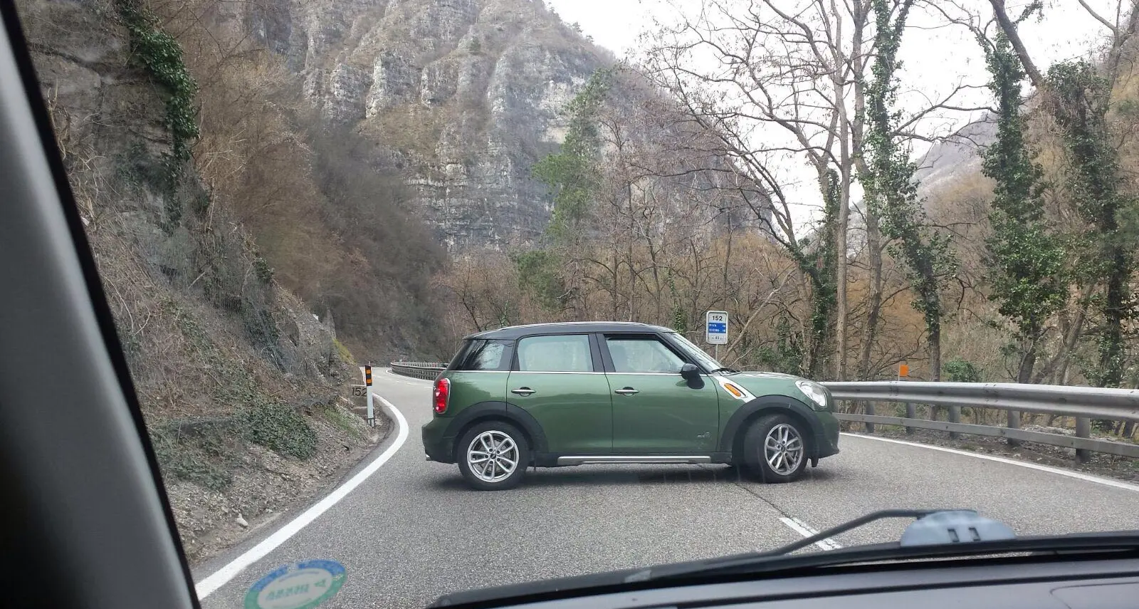 Bus de Vela, ancora un'auto contromano