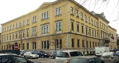 Nei guai per lo spogliarello al bar