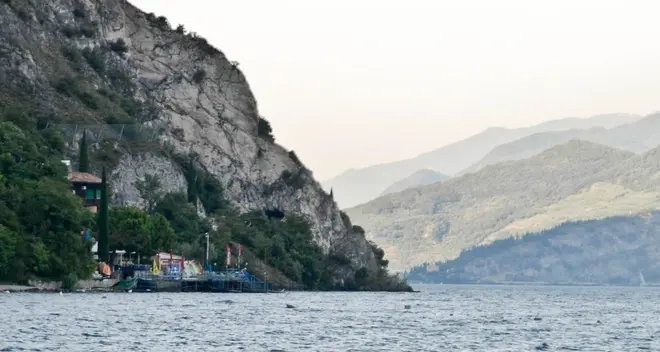 Riva, allarme dal lago: «Un cadavere in acqua»