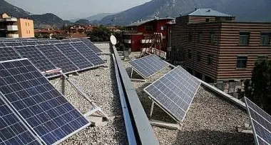 Impianti fotovoltaici sui tetti di 21 scuole