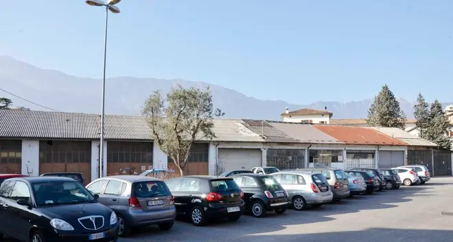 Nuovi parcheggi per 180 auto: al Follone si abbattono gli edifici