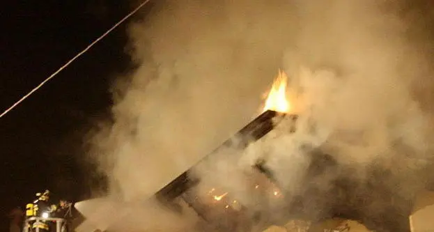 Va a fuoco un tetto cinque persone evacuate