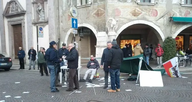 Blitz anarchico al gazebo della Lega: tre feriti
