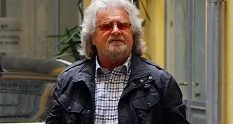 Grillo esce di casa e mima una pugnalata al cuore