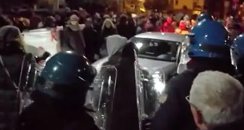 La polizia antisommossa “salva” Rossi