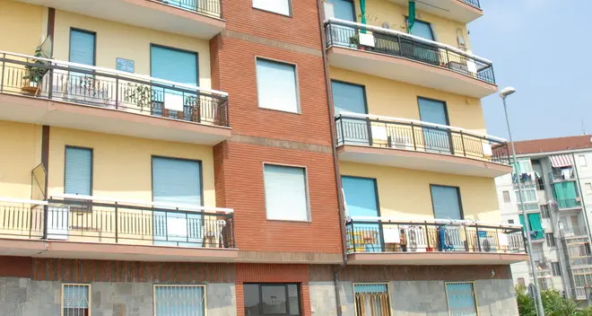 Scappa lanciandosi dal balcone