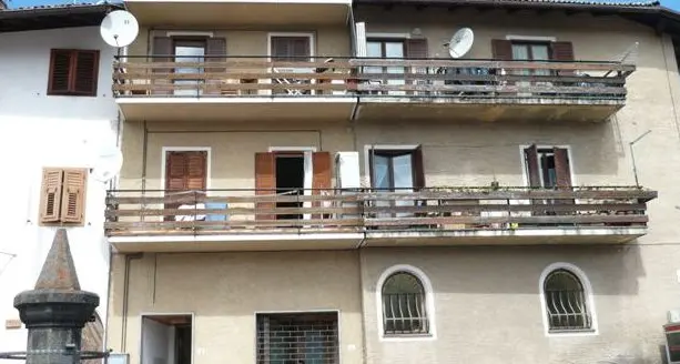 Incendio in casa, quattro intossicati