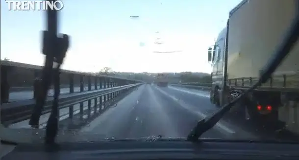 Super grandinata in autostrada / VIDEO