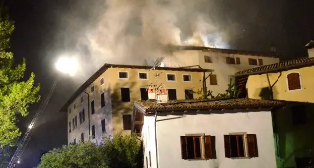 Brucia il tetto, drammatica fuga da casa