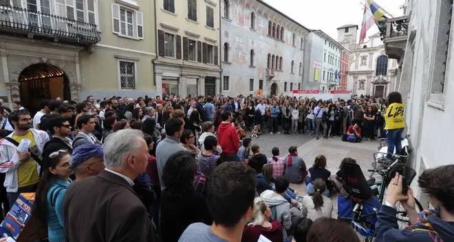 Bomba a Brindisi, Trento scende in piazza