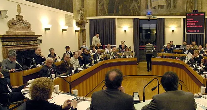 Consiglieri, scure di Pd e Upt: da 50 a 35