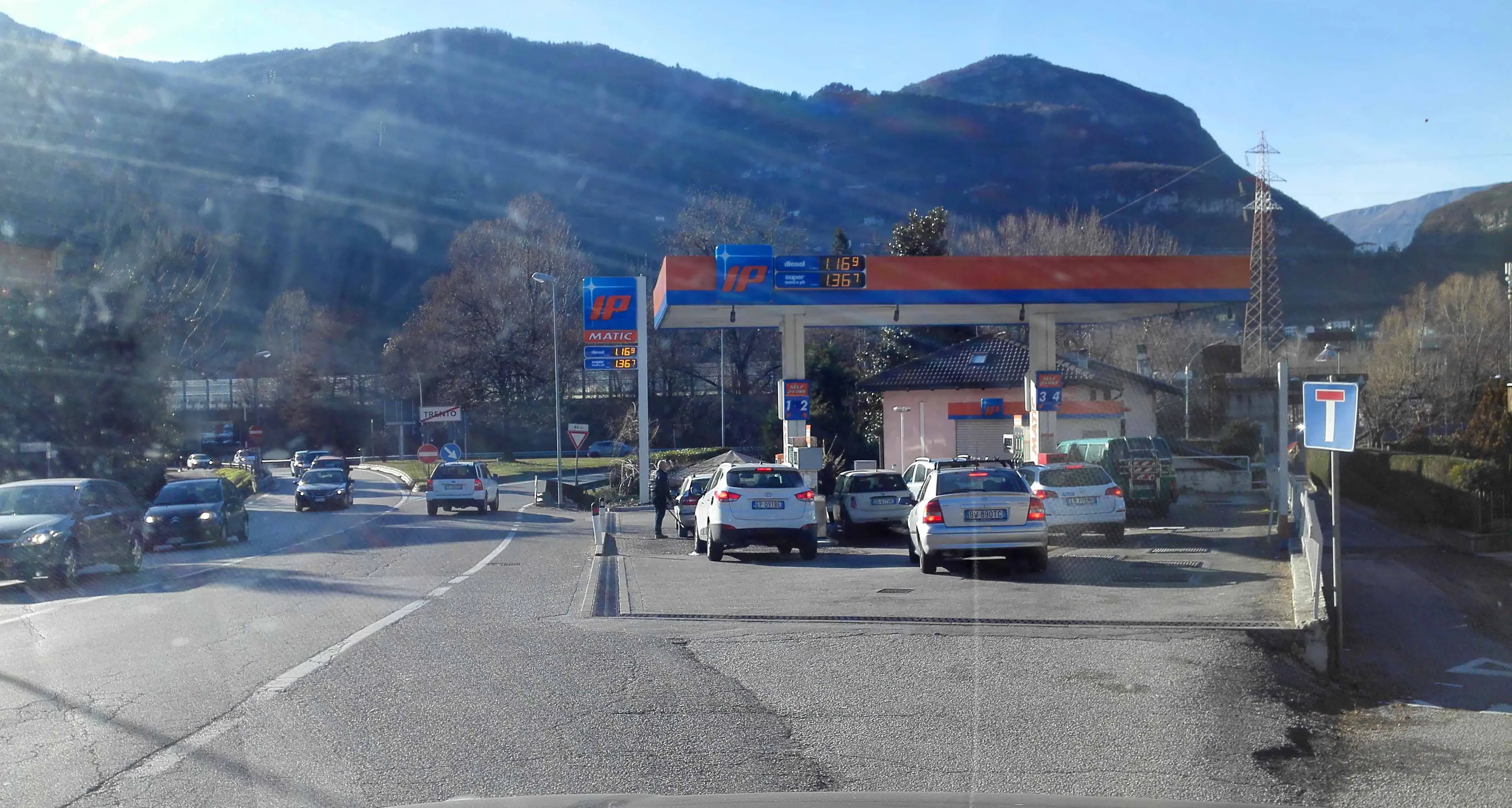 Trento, prezzi della benzina in calo ma senza «picchiata»