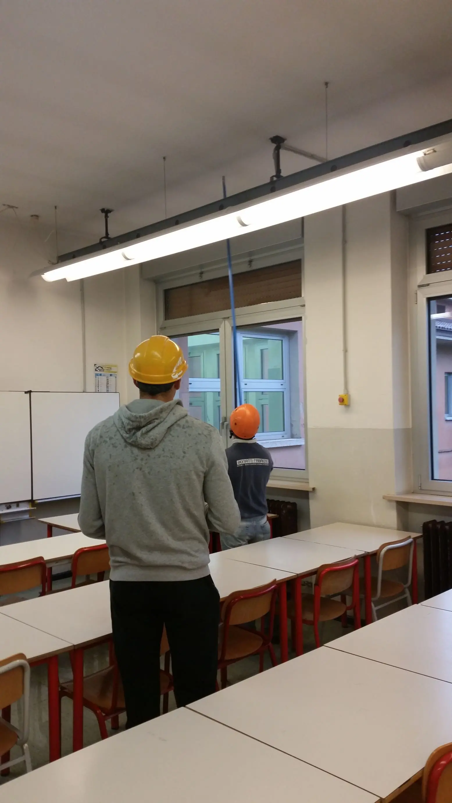 Rovereto, in un’aula crolla l’intonaco del soffitto