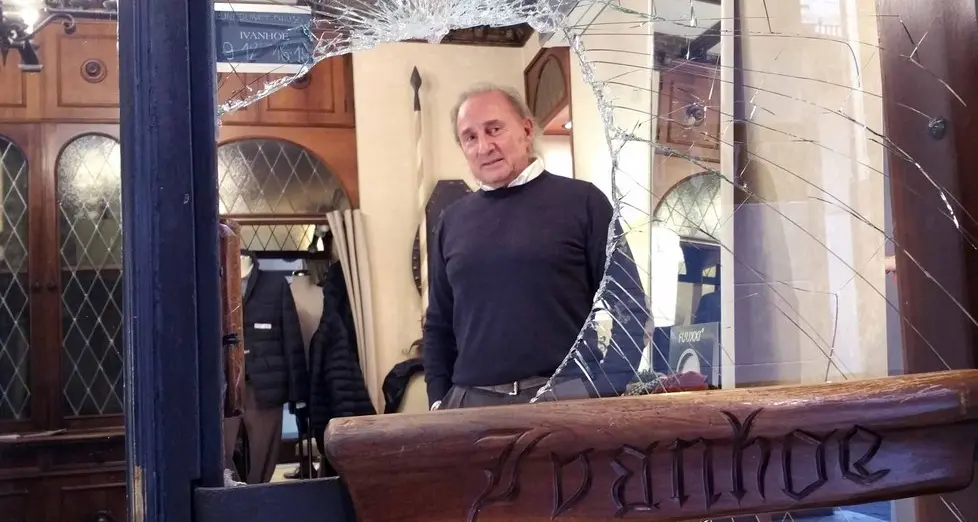 Entra dal buco nel vetro, ladro si ferisce