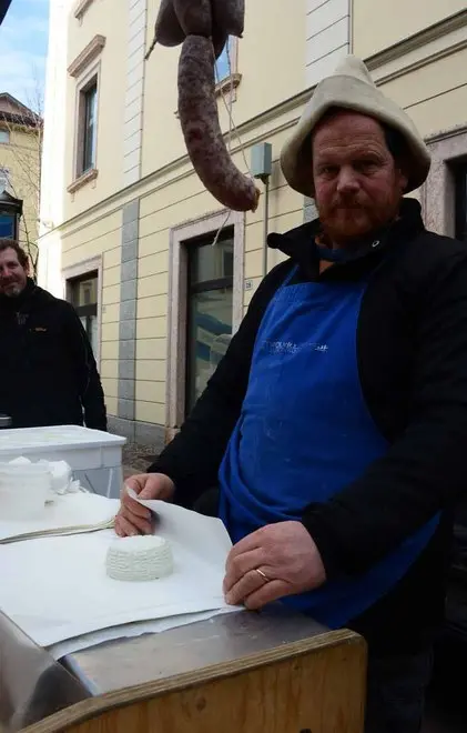 Ricotte a un euro e ali di pollo anticrisi