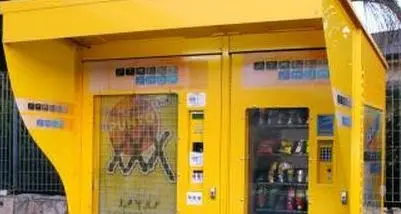 Sexy shop automatico benzinaio finisce nei guai