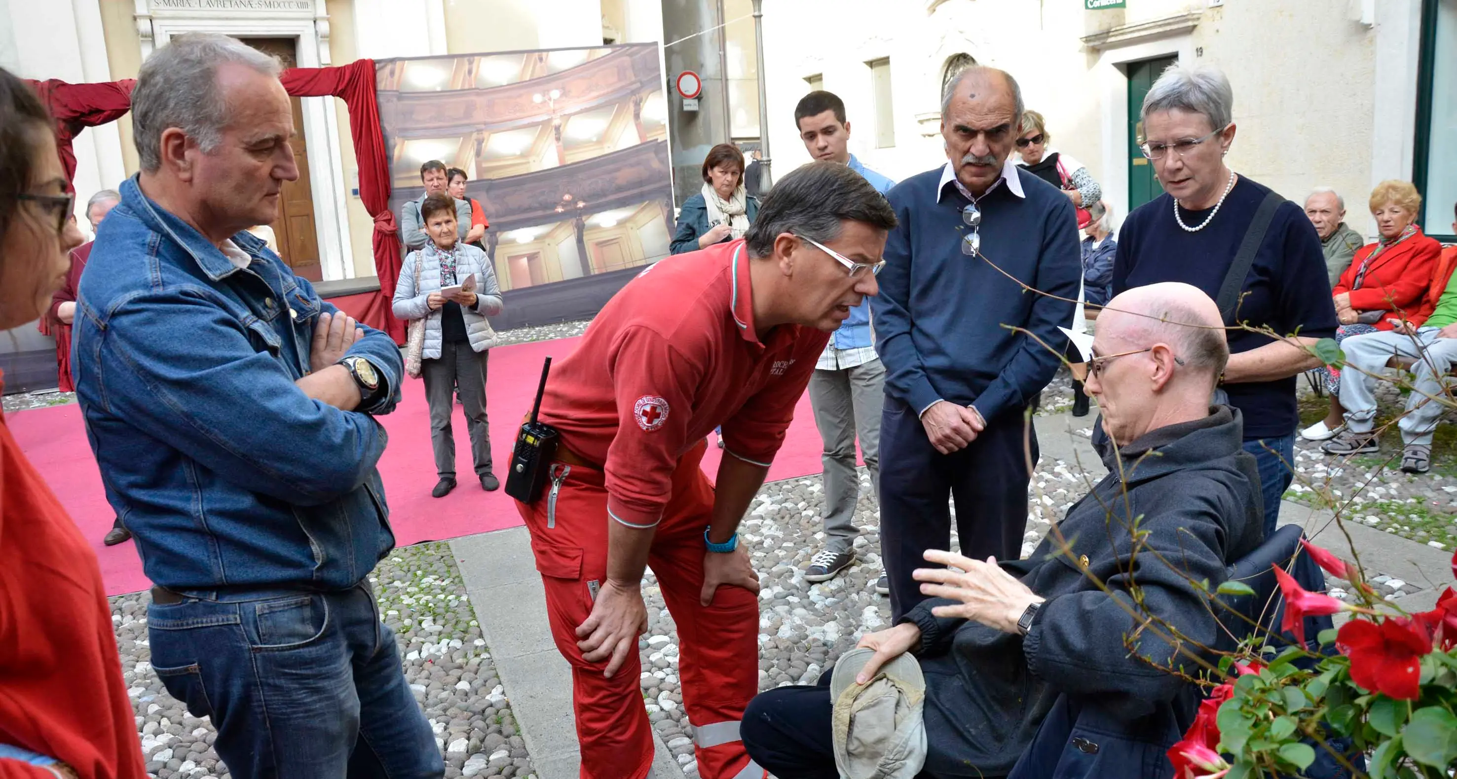 Aggredite le \"sentinelle in piedi\": due in ospedale