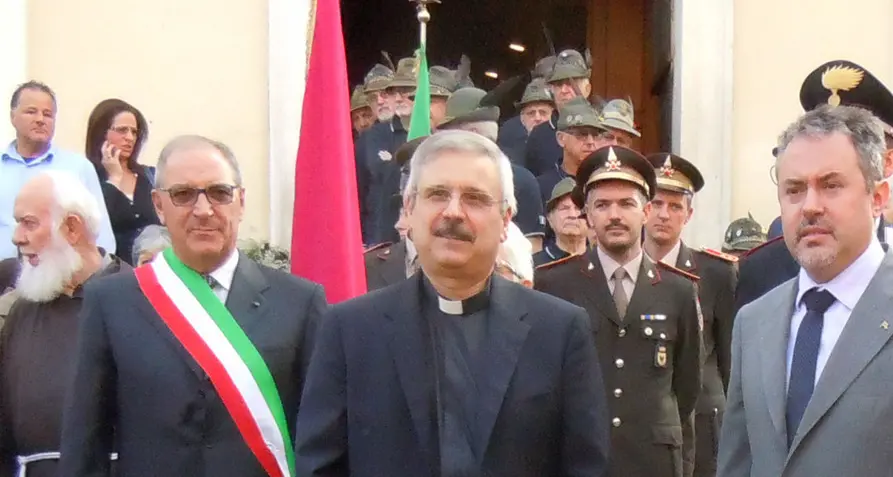 Don Antonio se ne va e i fedeli gli regalano l'auto