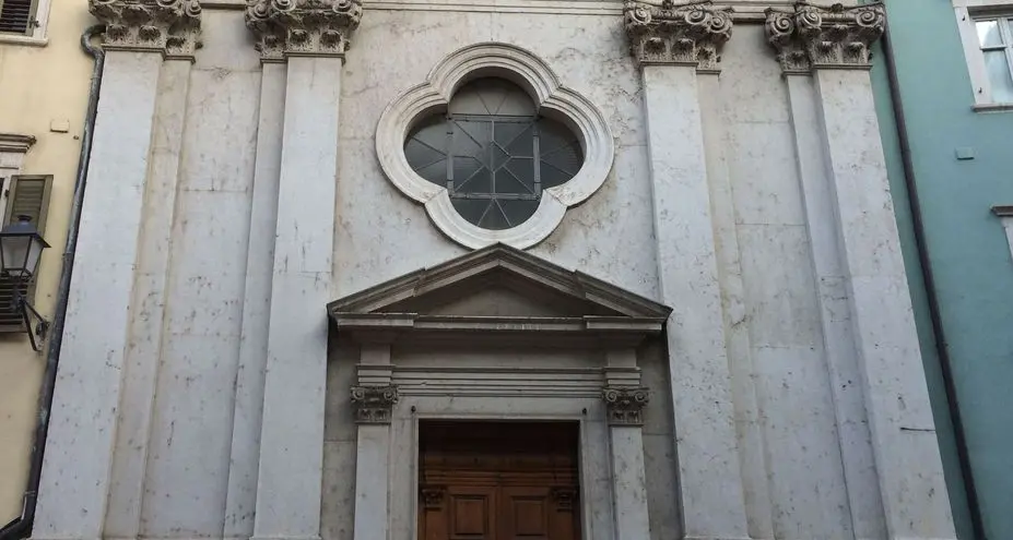 Sacerdote derubato mentre dice messa