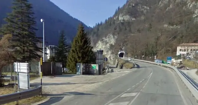 Tampona camion, muore motociclista