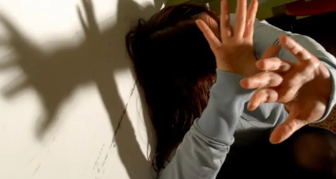 Picchia la compagna, arrestato in flagranza