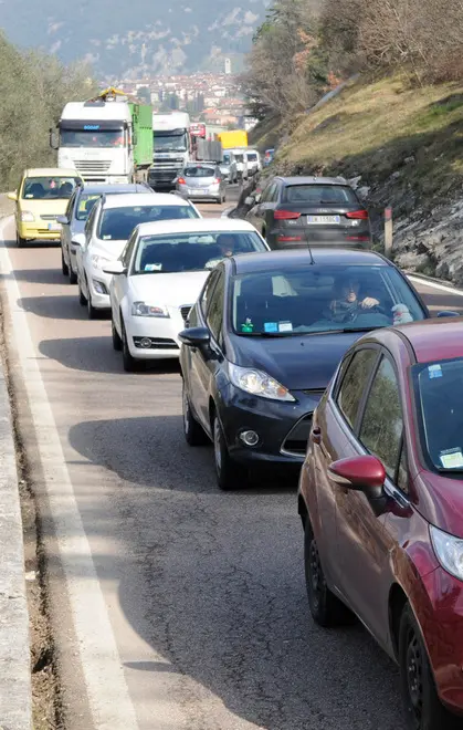 Il corteo di carrozzine ferma il traffico sulla Maza